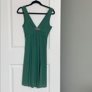 Such a good wedding guest dress!